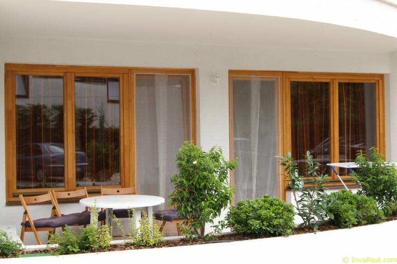 Het balkon aan de achterkant